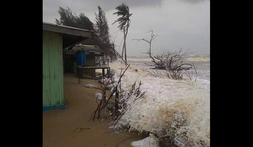 Air mula pasang sejak jam 6.30 petang Ahad. - Foto Astro AWANI