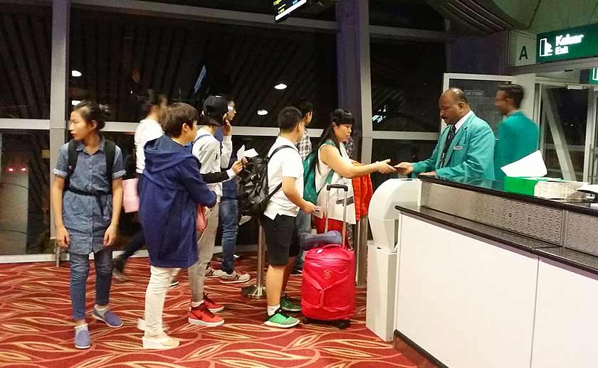 Penumpang bersedia menaiki penerbangan sewa khas MAB