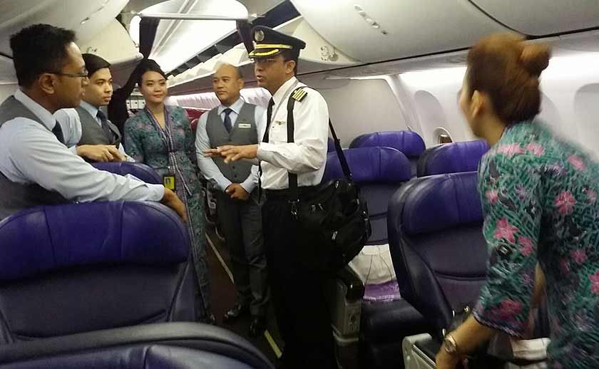 Kru penerbangan bersedia menerima penumpang di dalam pesawat