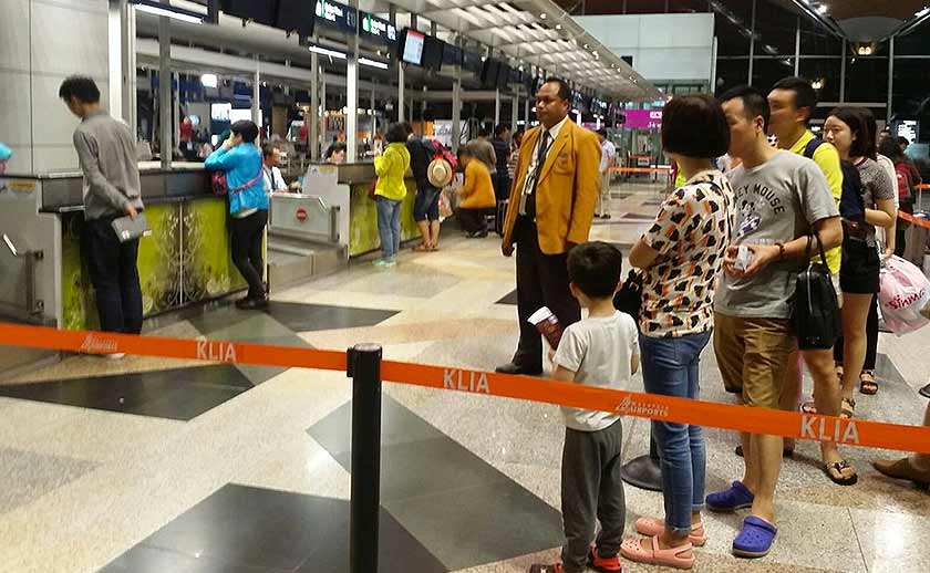 Penumpang bersedia menaiki penerbangan sewa khas MAB