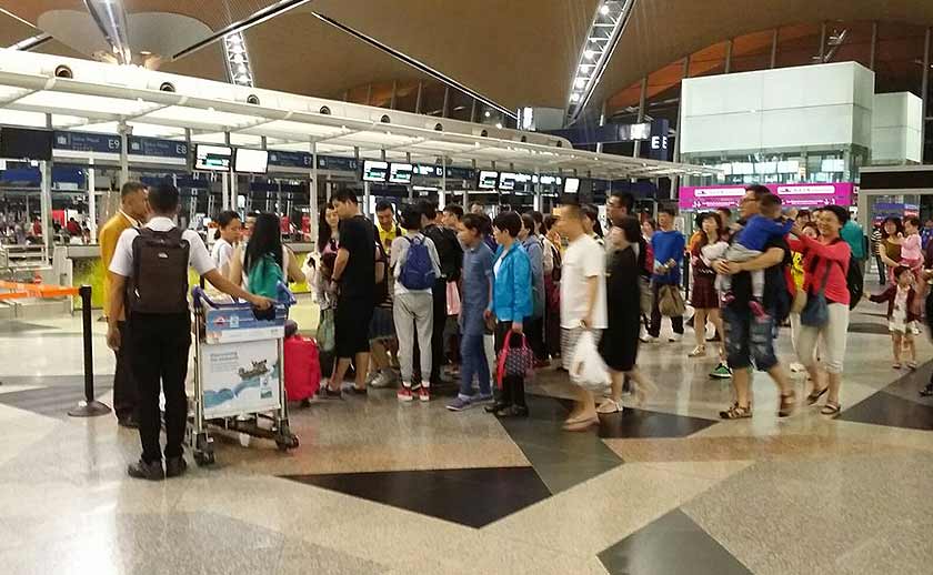 Penumpang bersedia menaiki penerbangan sewa khas MAB