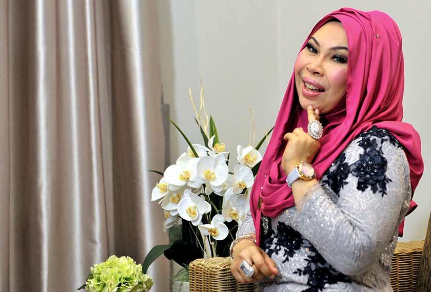 Datuk Ser Dr Vida terkenal dengan 'trademark' 'Qu Puteh Qu Puteh, Barulah Putih' dengan dua jari berbentuk 'V' di pipi. - Foto BERNAMA