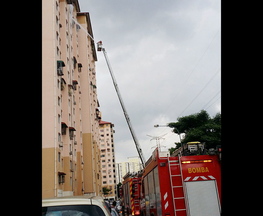 Anggota bomba dan penyelamat bergiat memadamkan api di unit kediaman Norliza. - fotoBERNAMA