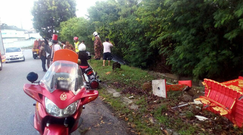 Tokong di tepi bahu jalan pecah dilanggar kereta mangsa. - Astro AWANI