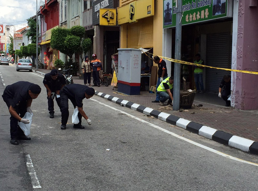 Pihak polis mengkaji serpihan pasu bunga yang pecah di Jalan Dato Onn Jaafar. - Astro AWANI