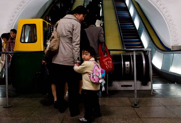 Parents and guardians should be alert when children wearing sandals or soft-soled rubber shoes ride escalators as such footwear can easily be caught between its steps.