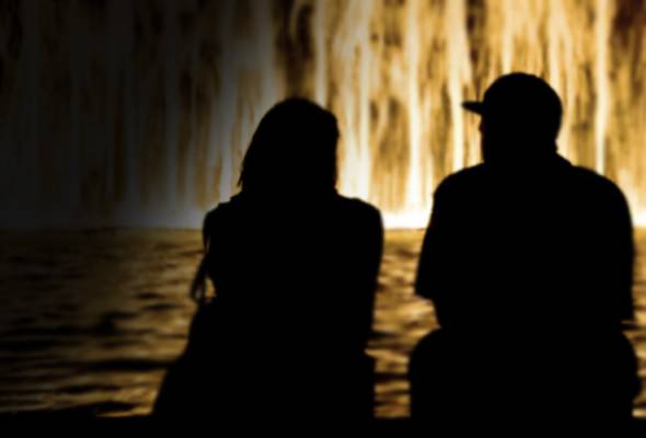 Despite the global trend for one-click online commerce, when it comes to Valentine's Day the personal touch is still paramount. -Filepix