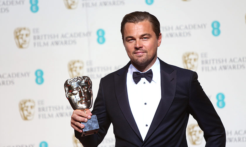 Leonardo DiCaprio menggayakan trofi ke-13 yang dimenangi melalui peranannya sebagai Hugh Glass dalam filem The Revenant - Foto AP