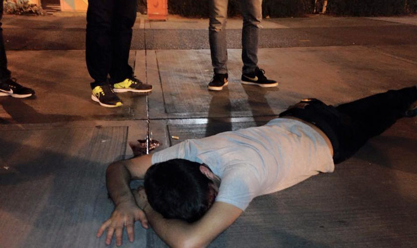 Suspek yang cedera di hidung terbaring di hadapan pusat beli-belah berkenaan sebelum beredar dari kawasan tersebut. -foto Facebook GENJI Buskers