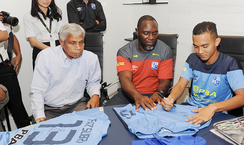 Mohd Faiz signing the jersey that will be put up for auction soon. - BERNAMApic