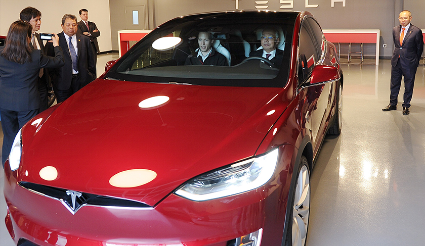 Najib diberi penghormatan memandu uji kereta Tesla Model X ketika lawatan ke kilang pembuatan kereta elektrik. -fotoBERNAMA