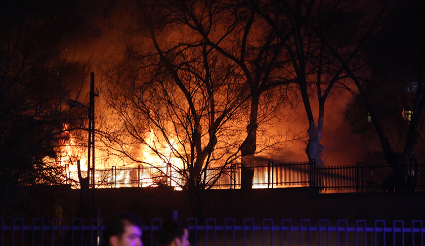 Pasukan bomba cuba memadamkan kebakaran susulan letupan selepas serangan ke atas konvoi tentera di Ankara pada 17 Februari 2016.
