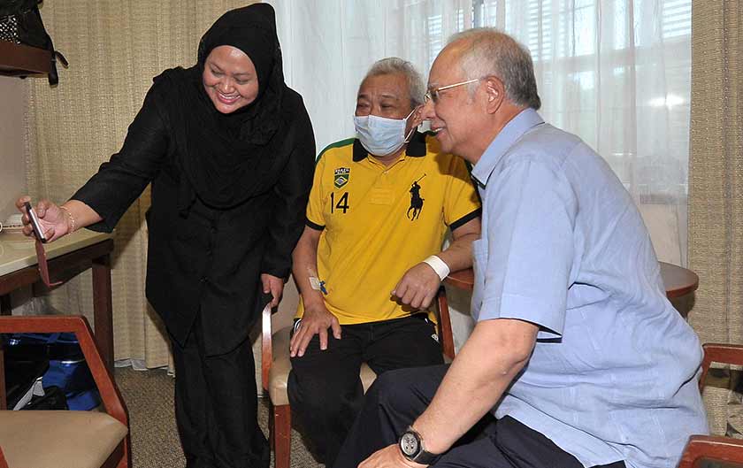 Perdana Menteri Datuk Seri Najib Tun Razak ketika bergambar 'selfie' bersama Anggota Parlimen Kinabatangan, Datuk Bung Moktar Radin dan isteri Datin Nor Asidah Alimuddin di Pusat Perubatan Prince Court hari ini. - Foto Bernama