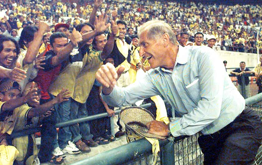 Karl-Heinz Weigang (kanan) pernah menjadi jurulatih bagi pasukan Perak FA, Johor FA dan pasukan kebangsaan. Pada 1980, Karl berjaya membawa Malaysia ke pusingan kelayakan Olimpik dan pada 1998, di bawah kendaliannya, pasukan Perak membawa pulang Piala Malaysia. - Foto BERNAMA