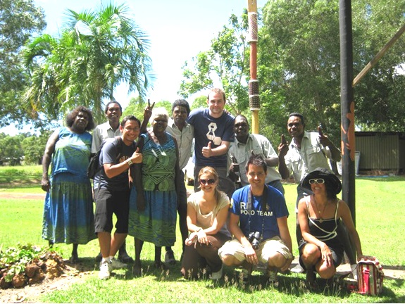 Berfoto kenangan bersama ‘The First Australians’ – The Tiwis