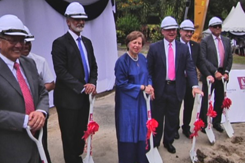 Zeti bersama barisan lembaga pengelola Kampus Asia School of Business pada majlis pecah tanah tapak pembinaan kampus itu pada Selasa - Foto Astro Awani