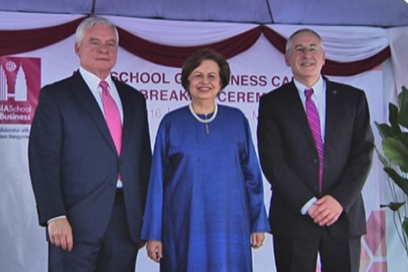 Zeti diapit Pengerusi Bersama Asia School of Business (ASB), Richard L. Schmalensee (kiri) dan Presiden/Dekan ASB, Charles H. Fine.- Foto Astro Awani