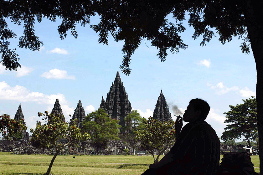 Seorang lelaki sedang berehat di bawah sebatang pokok, berdekatan dengan Candi Prambanan di Yogyakarta, 26 May 2007 . AFP PHOTO/Tarko SUDIARNO