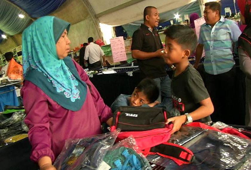 Astro AWANI menjejaki ibu tunggal Azizah Ashaari, 52, yang berdepan cabaran untuk memberikan yang terbaik kepada anak-anaknya yang akan meneruskan sesi persekolahan 2016. - Foto Astro AWAN