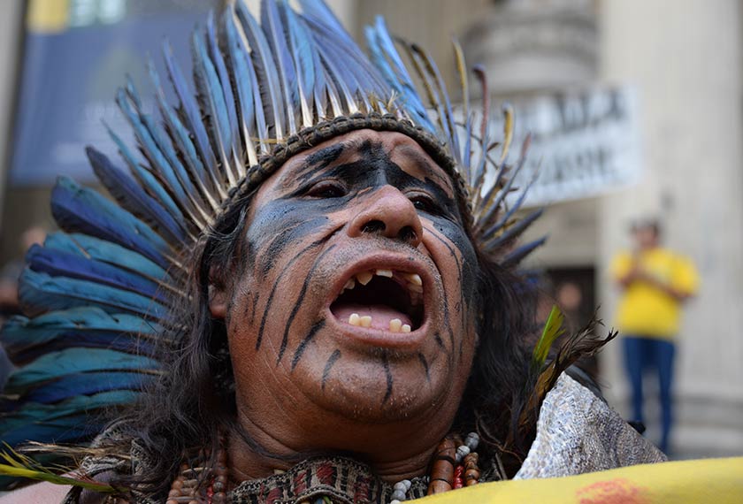 Antara peserta protes yang membantah kenaikan harga tambang pengangkutan awam di Brazil - Foto AFP / VANDERLEI ALMEIDA