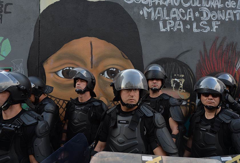 Barisan polis di yang bersiap sedia sebarang kemungkinan dalam satu protes yang membantah kenaikan harga tambang pengangkutan awam di Brazil – Foto AFP / NELSON ALMEIDA