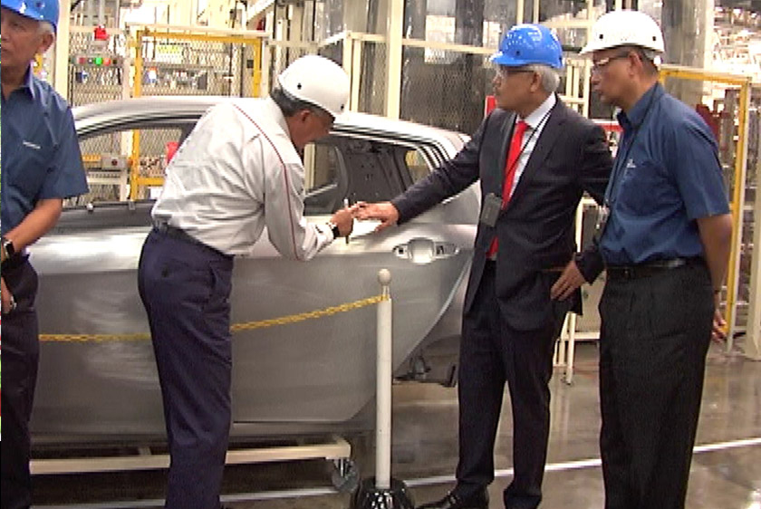 Datuk Seri Hamzah Zainudin, Menteri Perdagangan Dalam Negeri, Koperasi dan Kepenggunaan sewaktu melawat kilang automotif (EEV) Perodua di Rawang