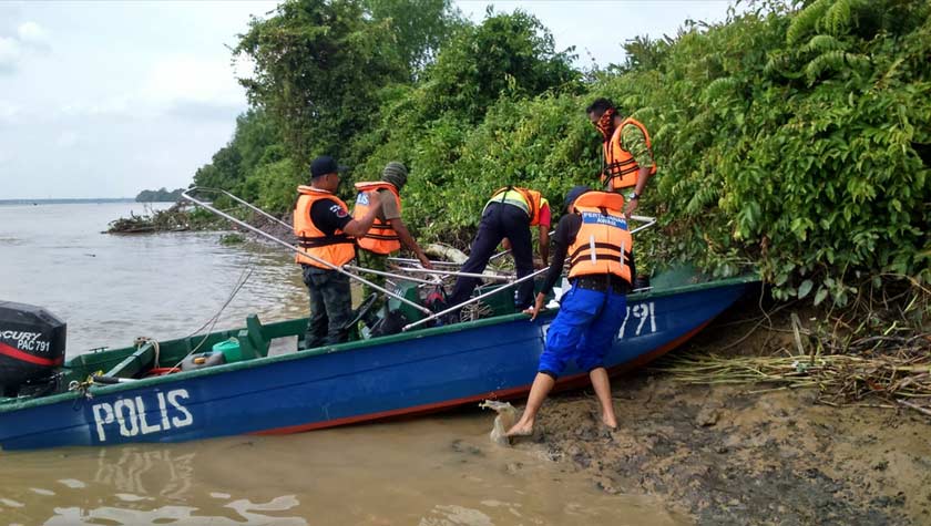Pihak berkuasa mengangkat mayat mangsa yang ditemui.