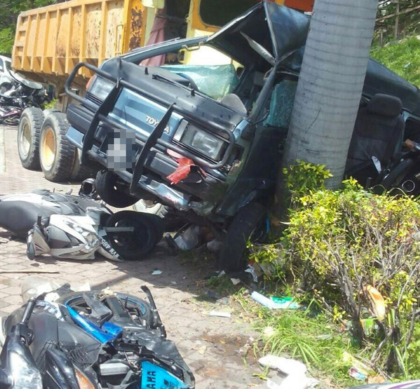 Van remuk ditindih oleh lori hantu.