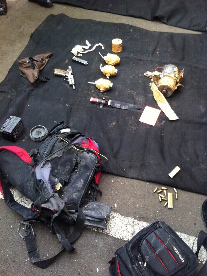  Antara senjata dan bahan letupan yang ditemui pihak polis, milik kumpulan yang melakukan serangan di jalan MH Thamrin. - Foto Kompas TV