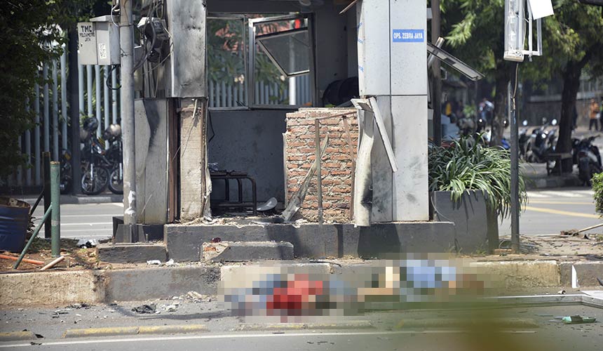 Sekurang-kurangnya tujuh maut dalam siri kejadian enam letupan di sekitar kawasan Sarinah, Jalan MH Thamrin, Jakarta hari ini. - Foto Kompas TV