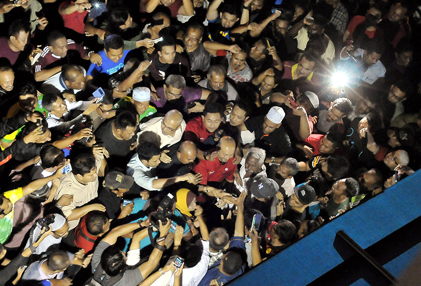 Hampir 1,000 orang berkumpul di pekarangan Bangunan UMNO Negeri Kedah di sini malam ini sebagai tanda sokongan kepada Menteri Besar Datuk Seri Mukhriz Tun Mahathir