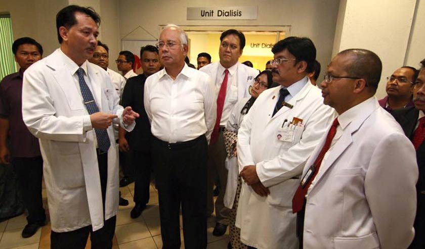 Ketua Pengarah Kesihatan, Datuk Dr Noor Hisham Abdullah (kiri) sedang memberikan taklimat tentang keadaan dan keperluan di hospital berkenaan.