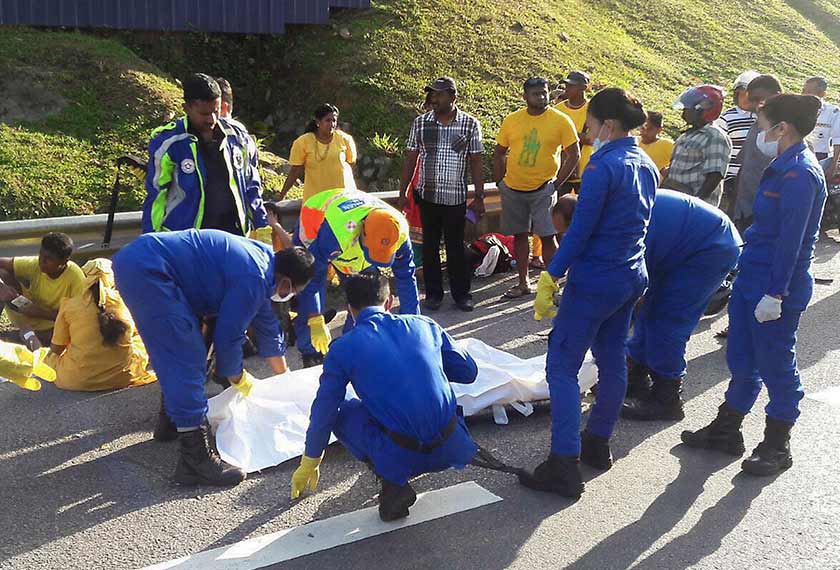 Keadaan sejurus selepas sebuah kereta BMW merempuh enam orang yang sedang berarak ke Batu Caves pagi tadi. - fotoBERNAMA