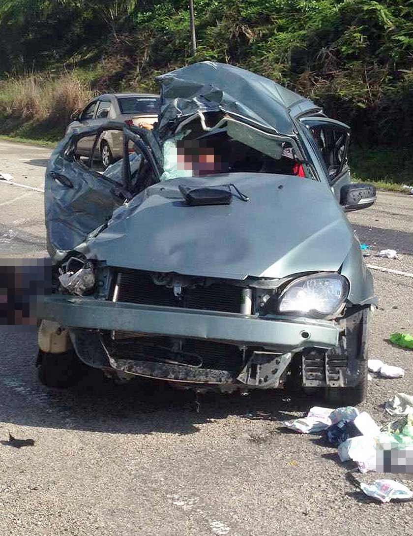 Kemalangan membabitkan sebuah kereta dan dua buah lori di KM25 Jalan Gua Musang-Kuala Krai dekat Kampung Rantau Manis semalam. - fotoBERNAMA