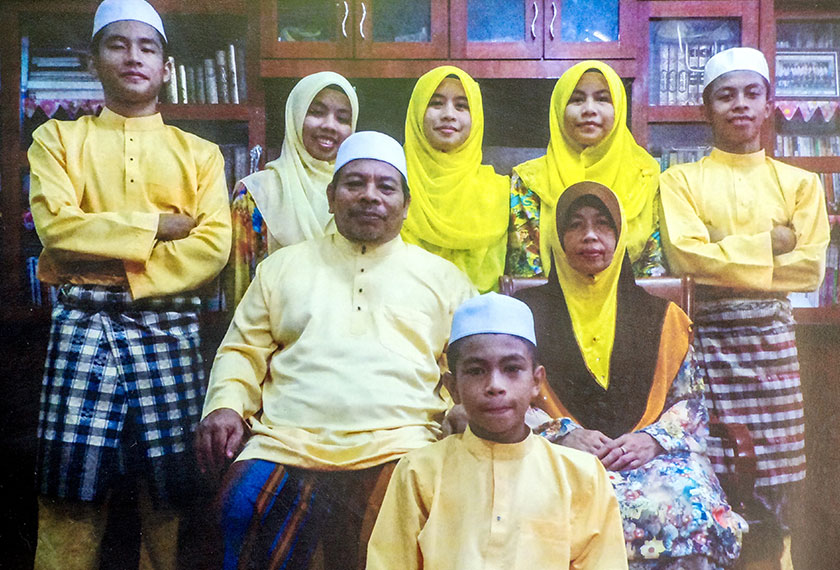 TINGGAL KENANGAN ... Gambar allahyarham Al Najiatun Nailah (dua, kiri) bersama keluarganya.โจ Al Najiatun Nailah antara tiga pelajar Malaysia yang maut dalam kemalangan jalan raya di Jordan pagi semalam