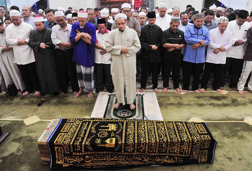 Orang ramai menunaikan solat jenazah pelajar Fatin Iqmal Idziyani Che Aziz yang maut kemalangan di Jordan di Masjid Al-Bukhary Jalan Hang Tuah, ibu negara, Rabu, sebelum dibawa pulang ke kampung Allahyarhamah di Lenggong, Perak, untuk dikebumikan.-- Foto Bernama