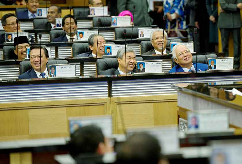 Perdana Menteri Datuk Seri Najib Tun Razak (kanan) tersenyum ketika mengikuti perbahasan pada persidangan khas Dewan Rakyat mengenai Perjanjian Perkongsian Trans-Pasifi di Parlimen hari ini.