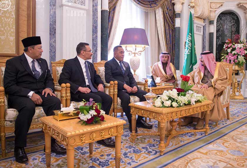 Turut menghadiri upacara yang berlangsung di Istana Al-Yamama di Riyadh ialah Menteri Pertahanan Indonesia Jen (B) Ryamizard Ryacudu dan Timbalan Menteri Pertahanan Brunei dan Laksamana Pertama Datuk Seri Abdul Aziz Muhammad Tamit yang mewakili Sultan Hassanal Bolkiah.