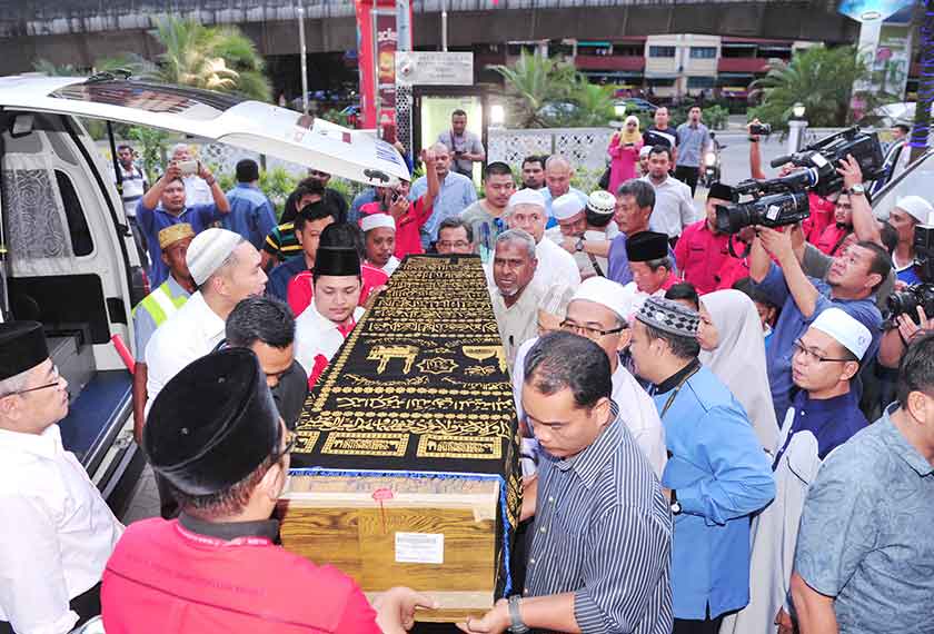 The remains of Fatin Iqmal Idziyani Che Aziz arrives at Al-Bukhary mosque.