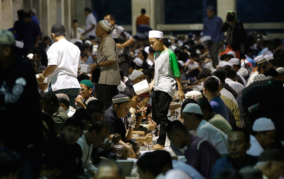 Iftar di Masjid Istiqlal. AP Photo / Achmad Ibrahim
