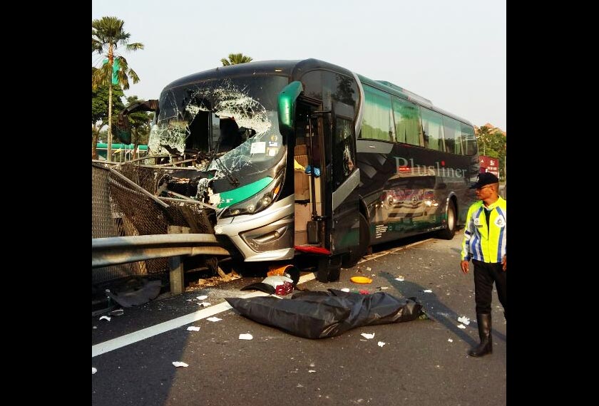 Kejadian dipercayai disebabkan oleh tindakan pemandu bas yang cuba mengelak sebiji tayar yang terjatuh di atas jalan.