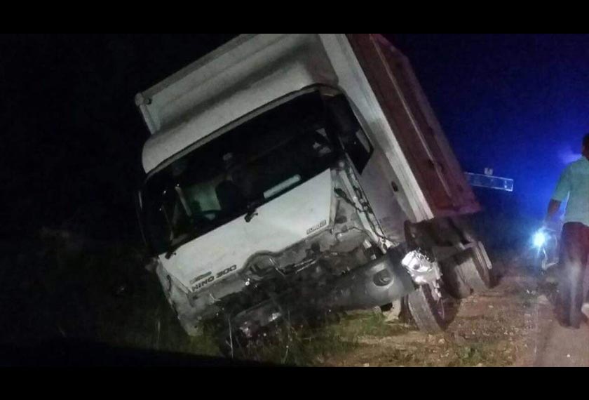 Lori yang dilaporkan telah memasuki laluan bertentangan dan merempuh kenderaan mangsa sekeluarga itu.