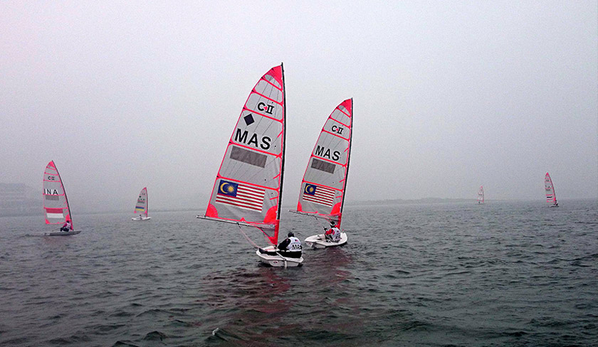 Gambar fail Nur Shazrin dan pelayar negara Asri Azman beraksi pada acara Byte CII lelaki dan wanita pada temasya Sukan Olimpik Remaja di Tasik Jinniu di Nanjing, China pada 24 Ogos 2014. - fotoBERNAMA/Fail