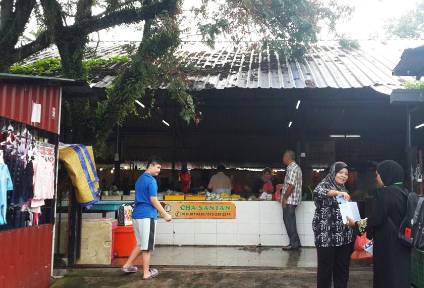 Nasib kira-kira 100 peniaga di Pasar Kampung Dato Mufti Shuib atau lebih dikenali sebagai 'Pasar Kubur', kini berdepan tanda tanya. - Foto Astro AWANI