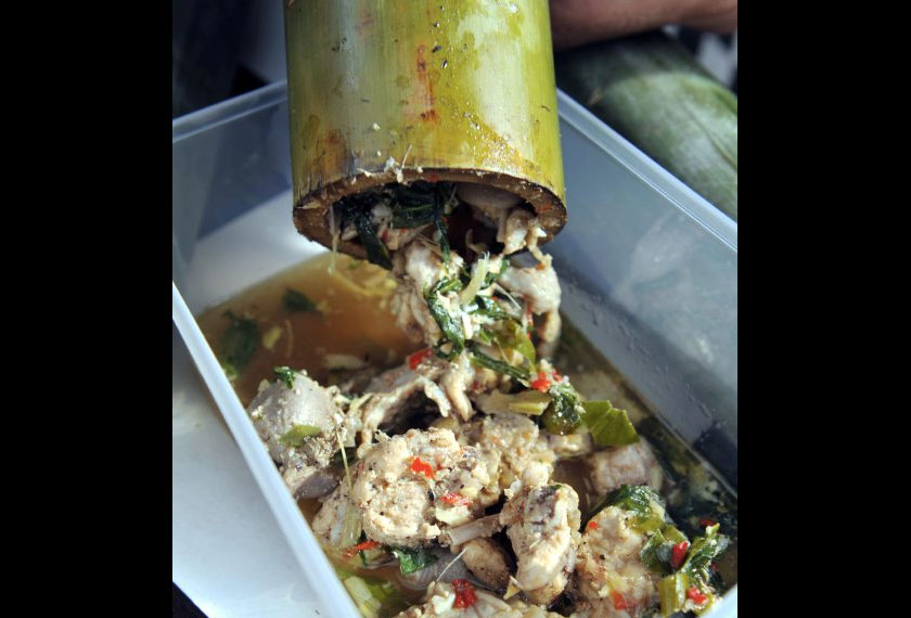 Ayam Pansuh ada persamaan dengan lemang kerana dimasak di dalam buluh.