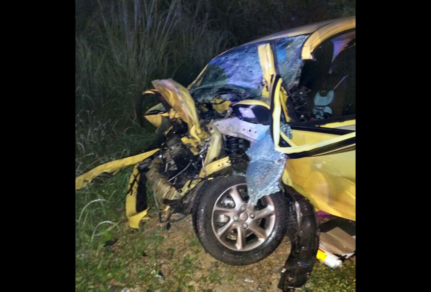 Kenderaan jenis Myvi yang membawa tujuh sekeluarga berkenaan remuk dirempuh lori tersebut. - Foto Astro AWANI