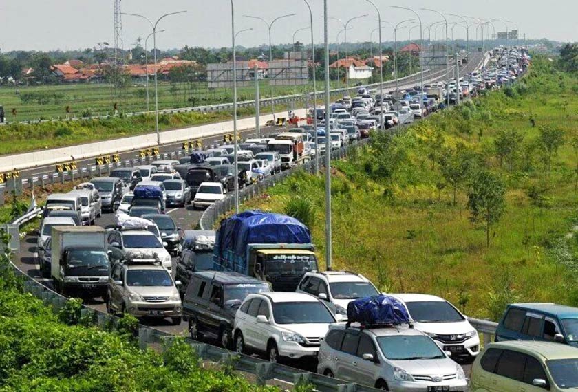 Kesesakan yang 'parah' sepanjang 20km di Brebes, Indonesia. - Twitter/@SindotrijayaFM