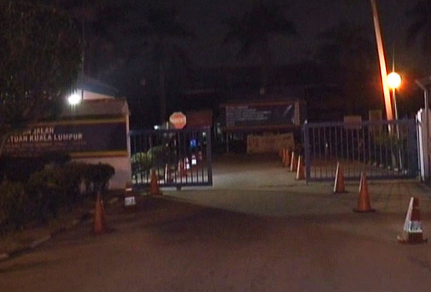 Suspek bertindak mengacukan parang ke arah seorang pegawai awam perempuan sebelum bertindak merampas wang tunai di kaunter bilik Unit Hasil. - Foto Astro AWANI