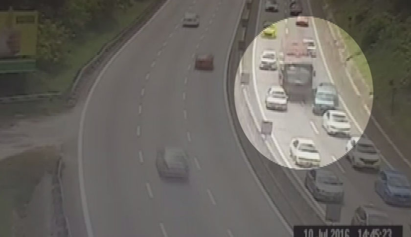Aliran trafik di lebuhraya itu dilaporkan sesak teruk susulan kejadian berkenaan.