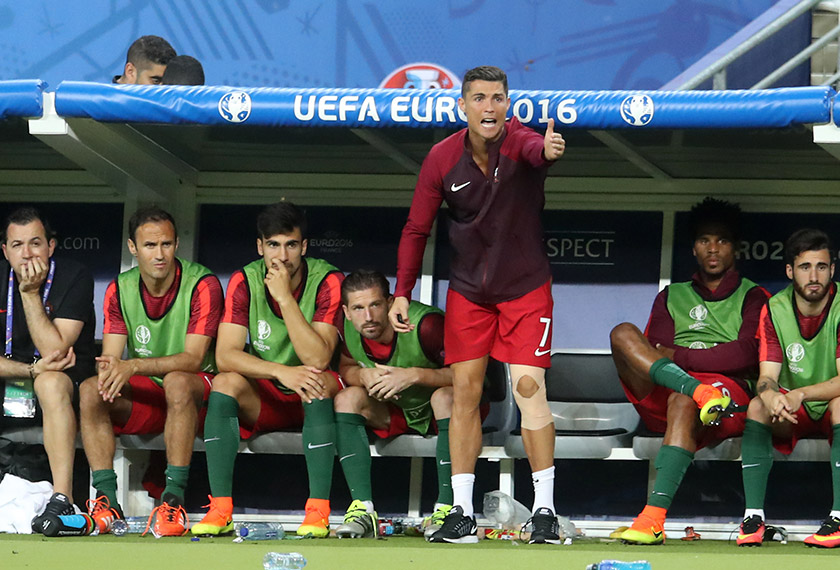 Berada di luar padang bukan bermakna tugas Ronaldo sebagai kapten berakhir. - Foto AFP